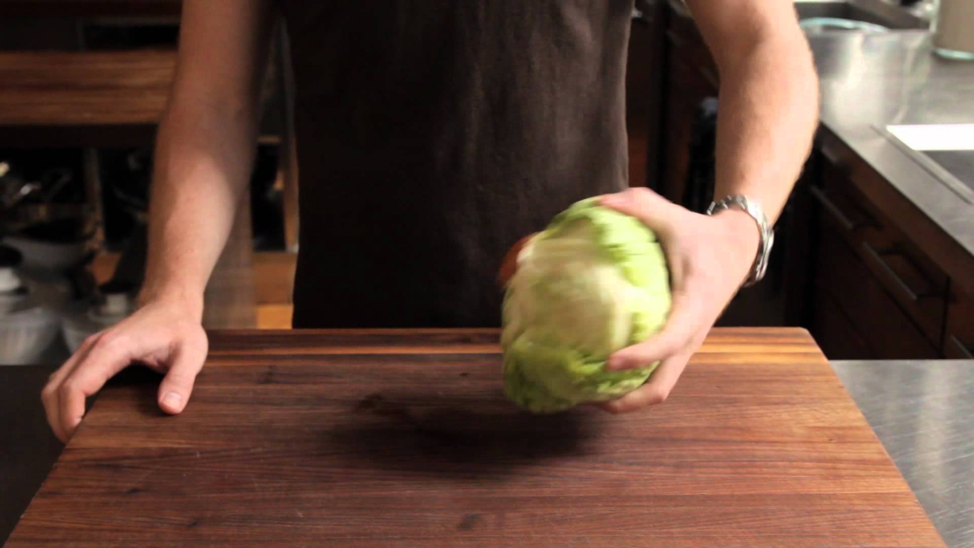 如何在三秒內去除結球萵苣菜心